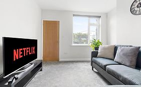 Lovely 2 Bedroom House - Free Parking - Accommodation Near Qmc Hospital & University Of Nottingham - Suitable For Short Stays & Long Stays